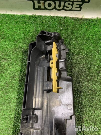 Кронштейн радиатора правый Bmw 1 E87 N52B30AF 2006