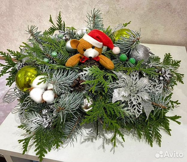 Новогодняя композиция из нобилиса и ели