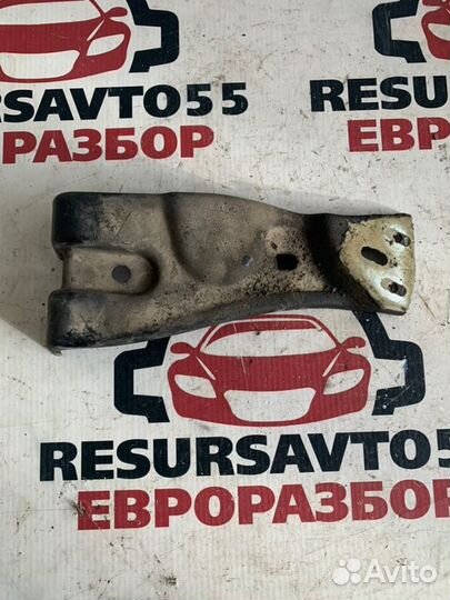 Кронштейн крыла правый Vw Passat B6 2.0 tfsi BWA