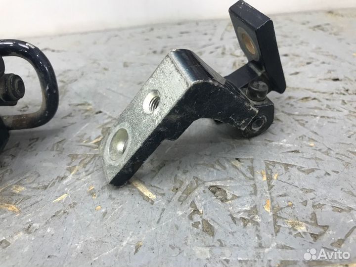 Петли на дверь задние правые Audi A4 B6 ASN 3.0