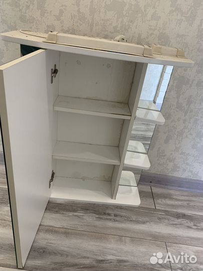 Шкаф с зеркалом в ванную