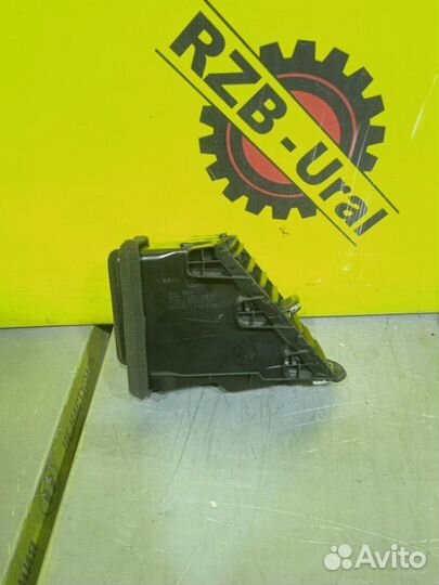 Дефлектор воздушный передний левый Nissan Patrol