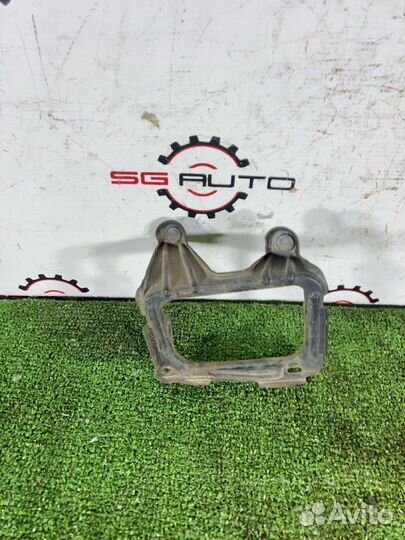 Кронштейн противотуманной фары передний правый