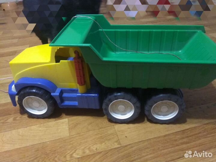 Большой игрушечный грузовик