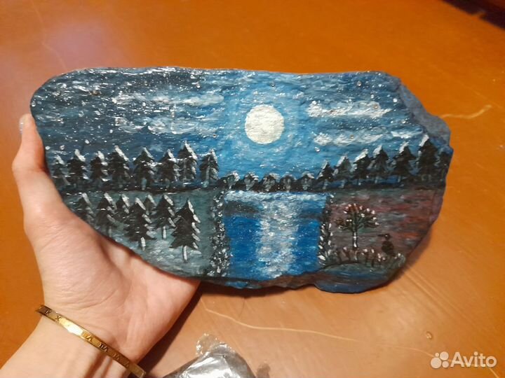 Ручная роспись на камне с ночным пейзажем