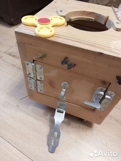 Бизиборд в форме большого кубика на колесах