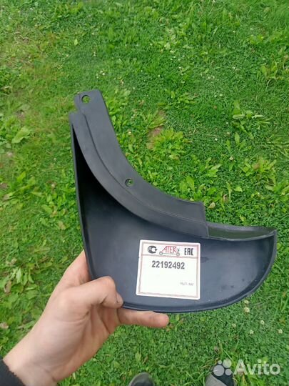 Брызговик задний правый на Шевроле lacetti