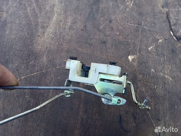 Замок передней левой двери Mitsubishi L300