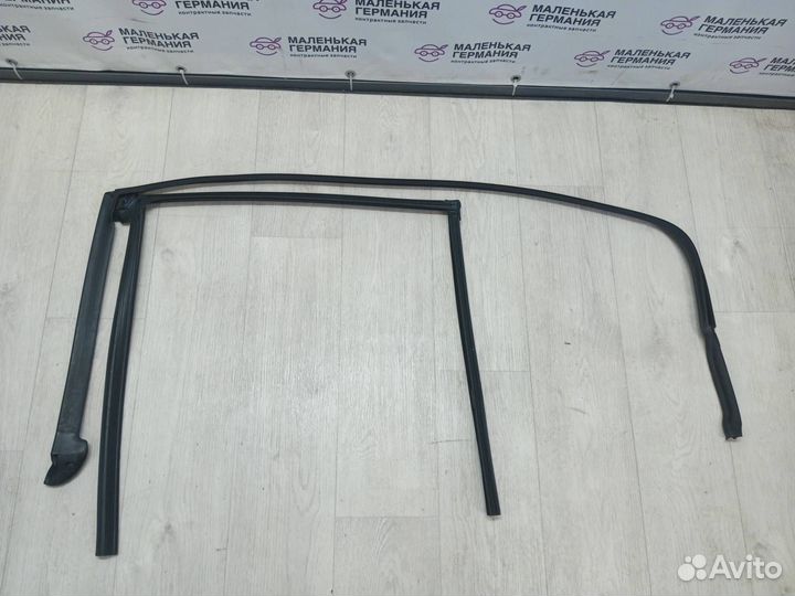 Уплотнитель стекла двери задний правый BMW M5 F90