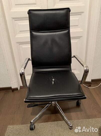 Стул кресло на колесиках, нет одного колеса