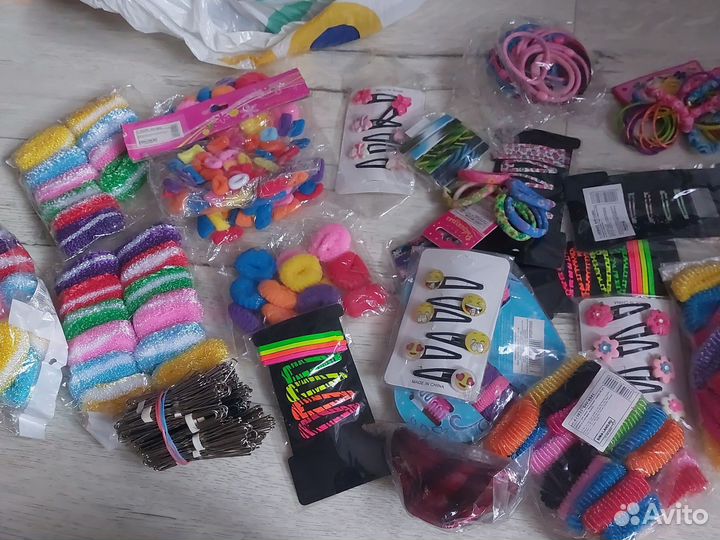 Целая коробка резинок, заколок новое