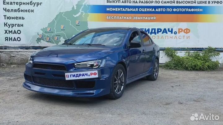 Ремень безопасности задний центральный Mitsubishi