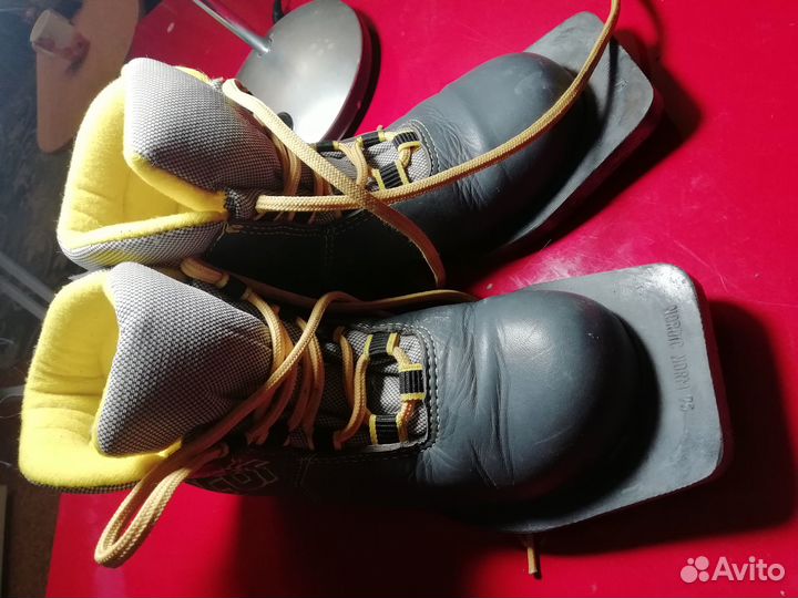 Продам лыжные ботинки классические б/у р.32, р.37