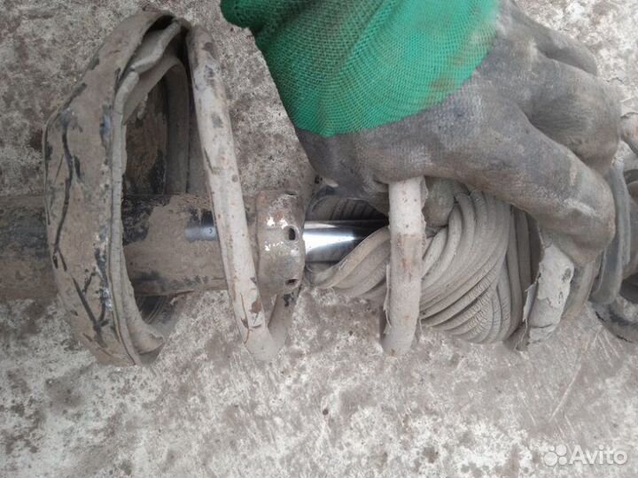 Стойка подвески задняя левая Toyota Corolla AE101