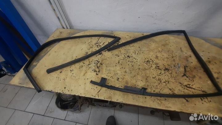 Молдинг передней/ задней правой двери tiida