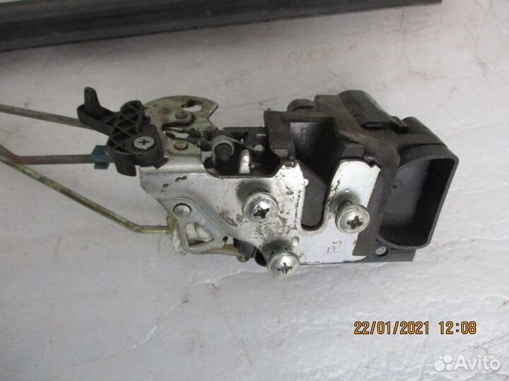 Замок правой задней дверьи шеврале авео хетчбек 08