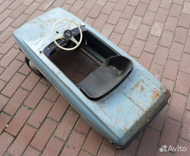 Детский педальный автомобиль.Ретро