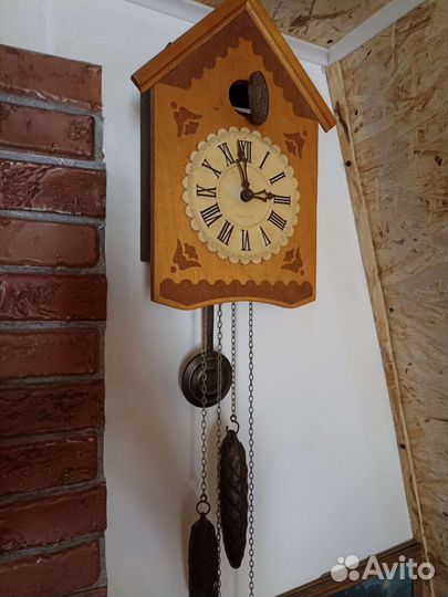 Старинные настенные часы с кукушкой