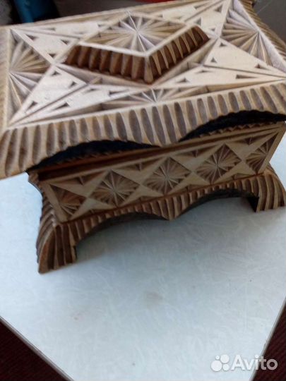 Деревянная шкатулка