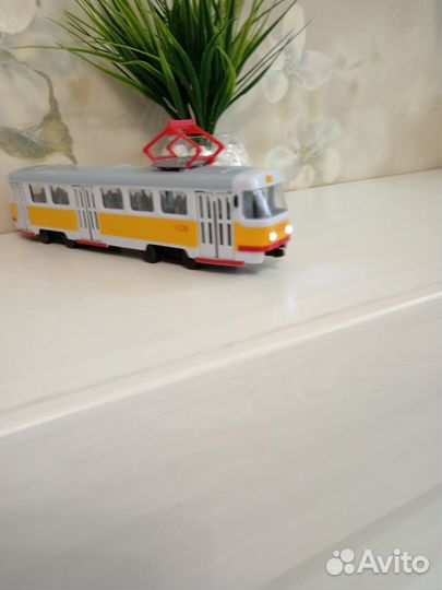 Трамвай игрушка