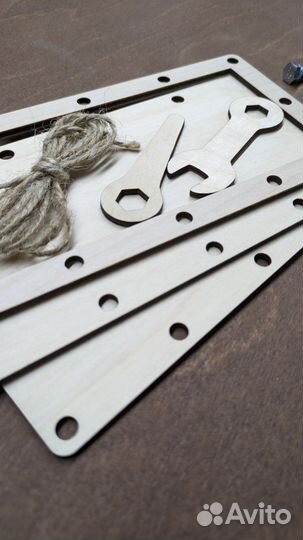 Деревянный конверт-открытка для денег на болтах