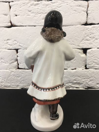 Статуэтка фарфоровая 