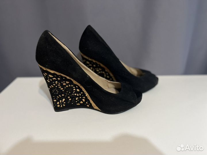 Босоножки женские на танкетке