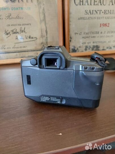 Пленочные фотоаппараты Nikon F80 и Canon EOS 600