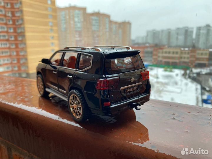 Модель металлическая Toyota Land Cruiser 200 черны