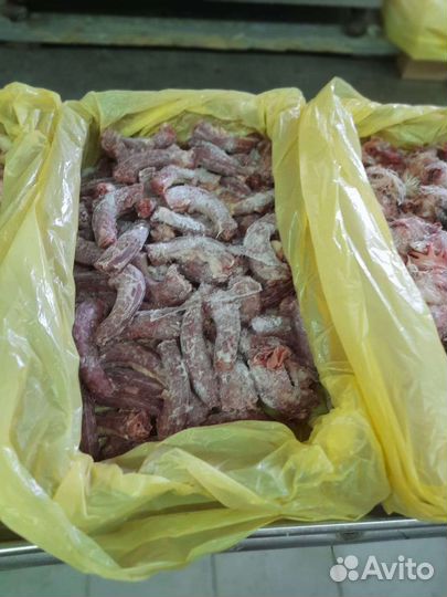 Куриные головы и ноги и шеи и фарш