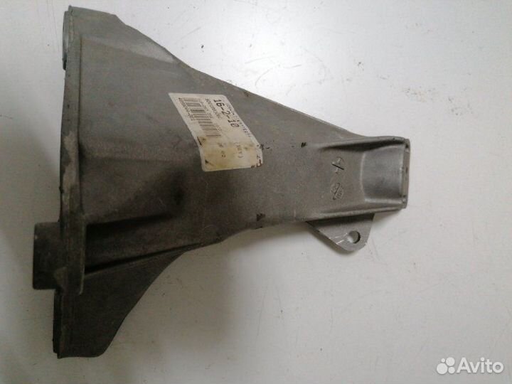 Кронштейн опора правый Audi A4 A6 Passat