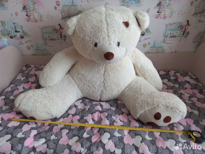 Большой плюшевый медведь