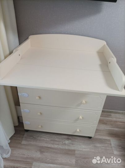 Детская кроватка с маятником и комодом