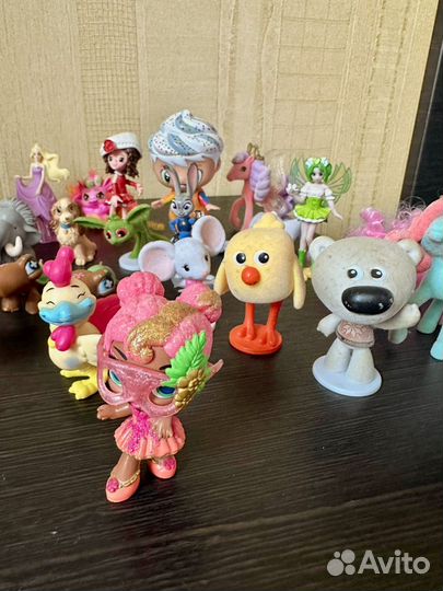 Коробка мелких игрушек и фигурок