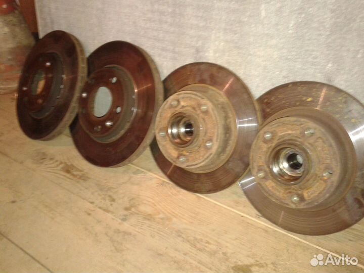 Тормозные диски и тормозные колодки