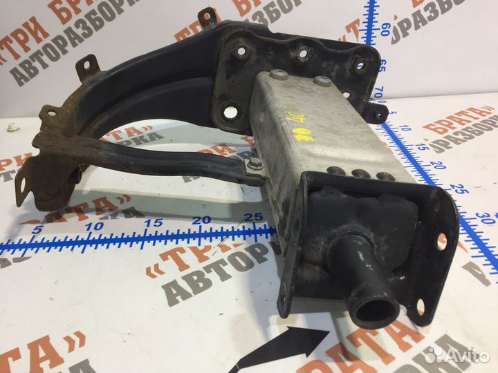 Мерседес E-Класс кронштейн бампера переднего