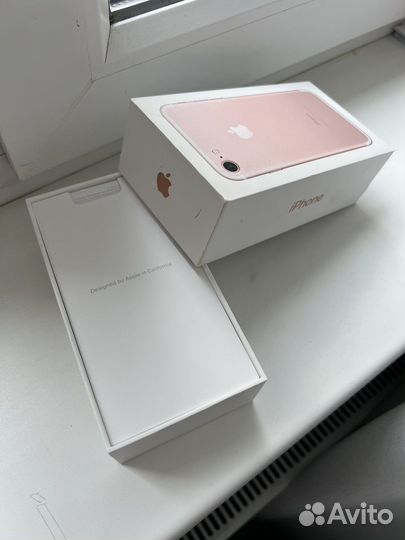 Коробки от iPhone 5S и 7