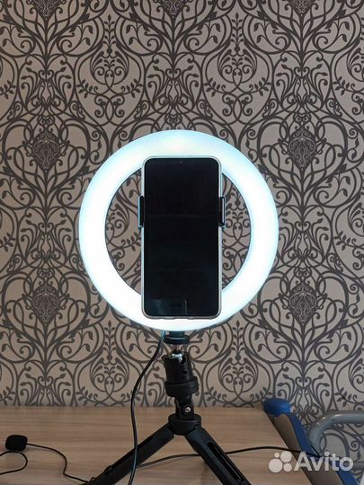 Кольцевая светодиодная настольная лампа