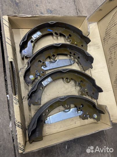 Колодки ручника новые Toyota Hilux 7