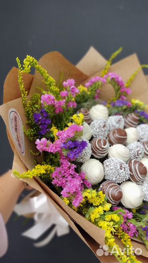 Полевой букет с клубникой