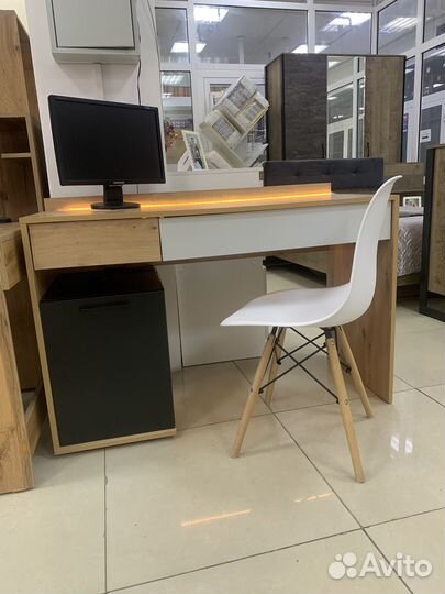 Письменный стол