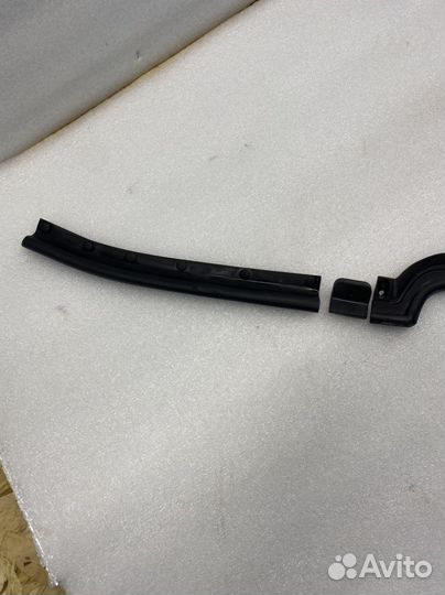 Уплотнитель капота Chevrolet Cruz