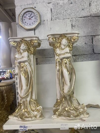 Колонна с девушкой