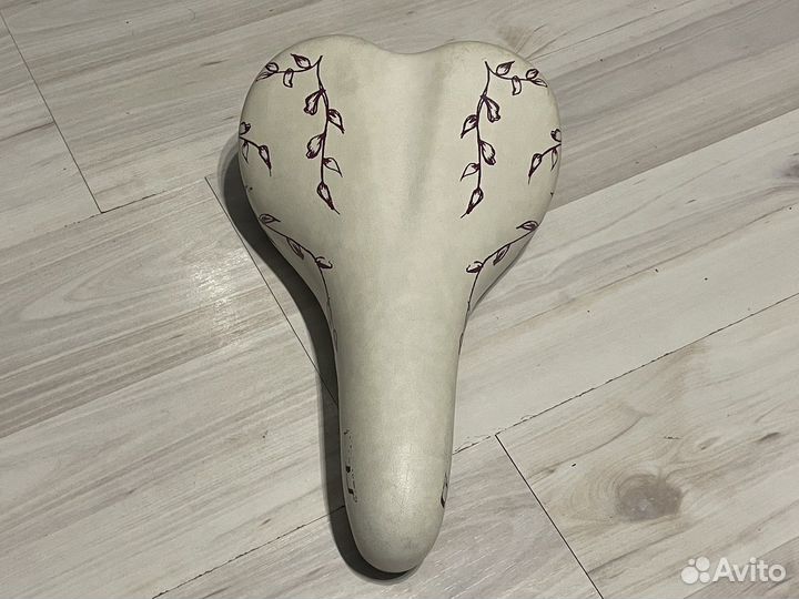 Седло красивое для женского велосипеда GT