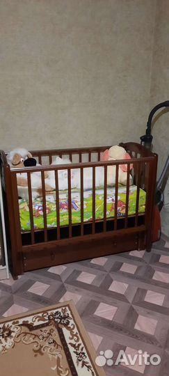 Детская кроватка с маятником