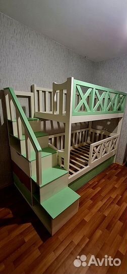 Детская двухъярусная кровать