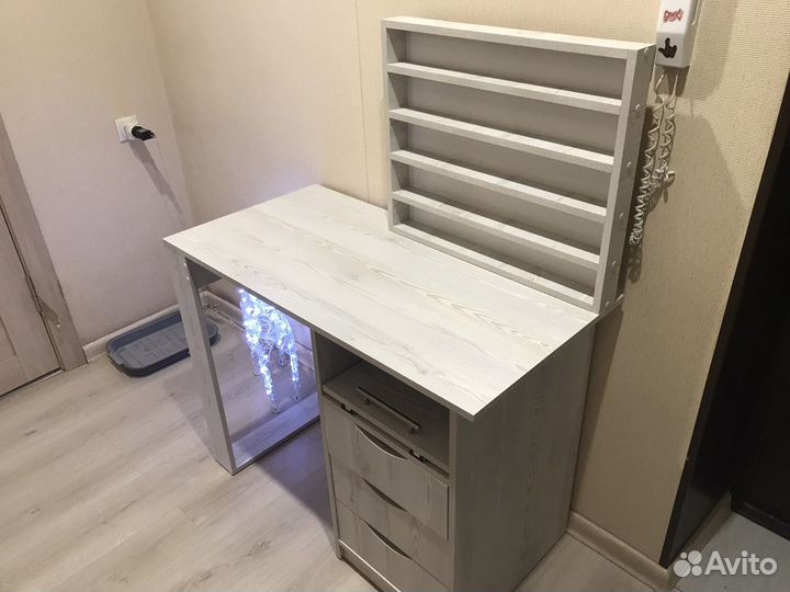 Маникюрный стол