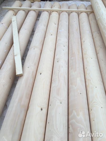 Оцилиндрованное бревно зимний лес