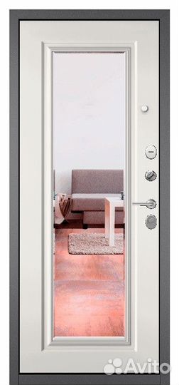 Входная дверь в квартиру с зеркалом