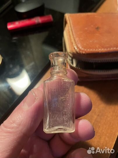 Старинный парфюмерный флакончик
